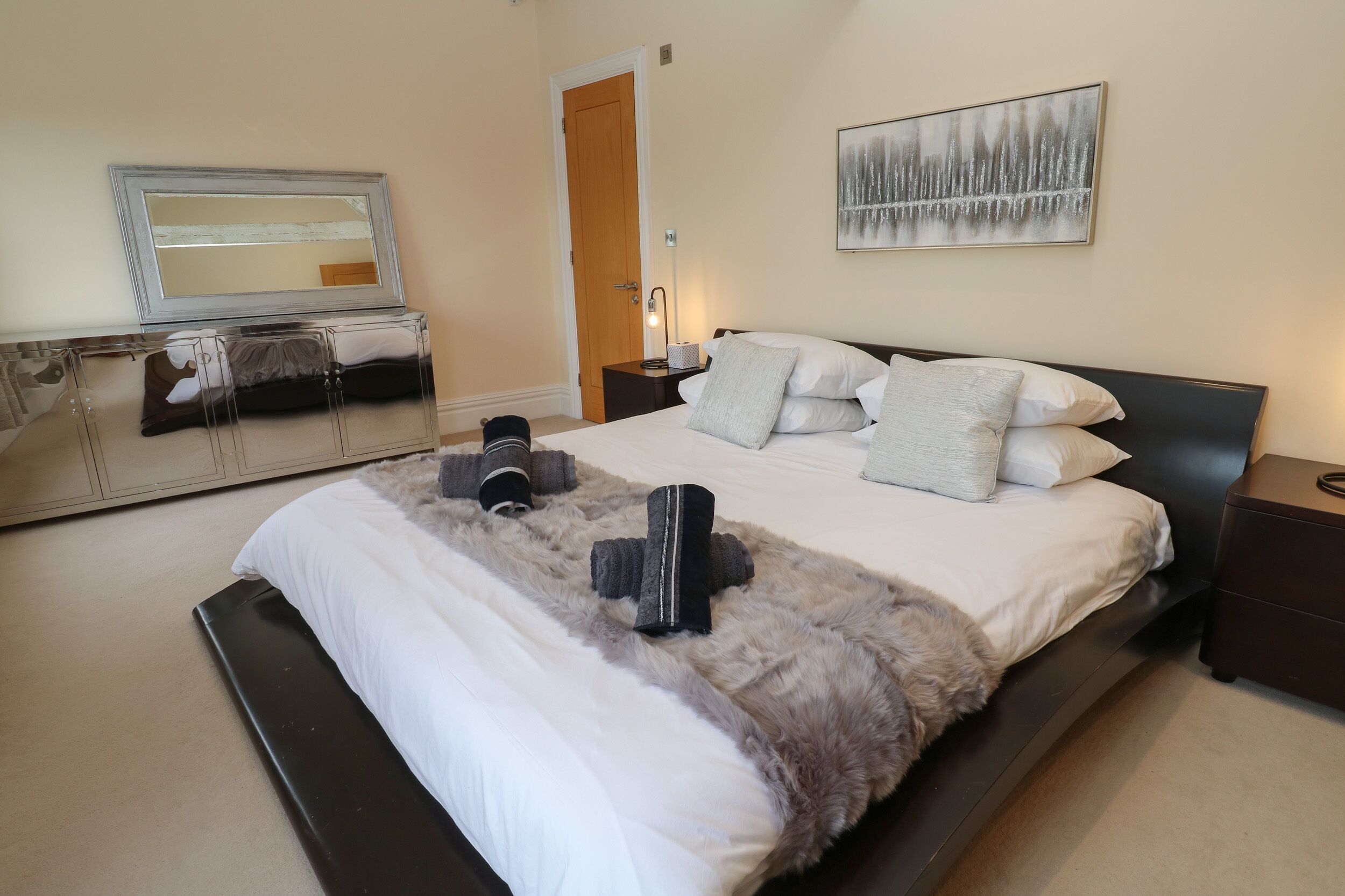 2 عدّة غرف نوم وبديكورات فريدة لكل غرفة وطراز فريد لكل وحدة