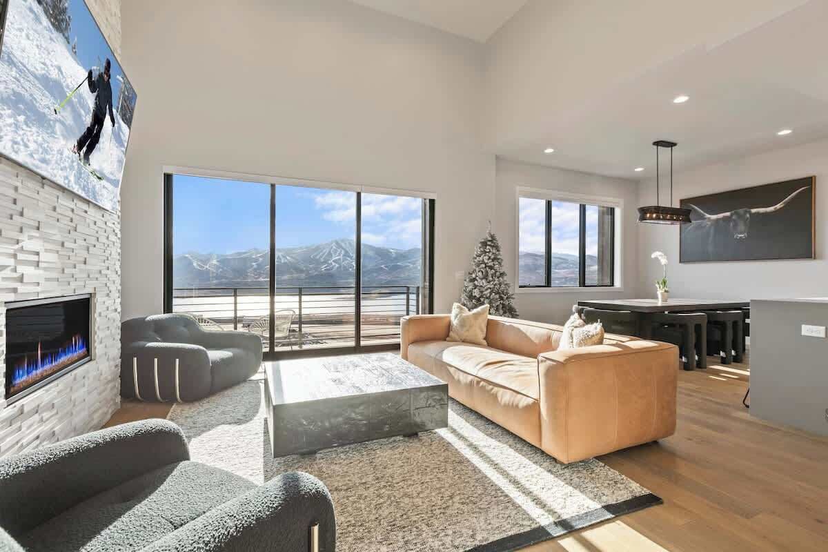 Televisión, chimenea, libros y oficina 