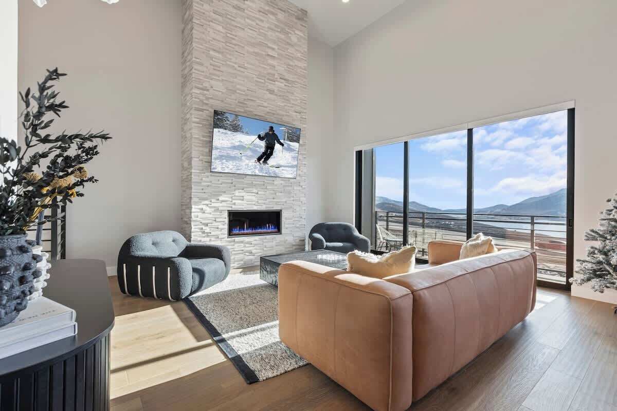 Una televisión, una chimenea, libros, una oficina