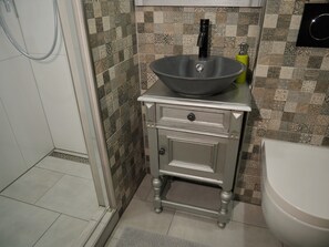 Dusche, Haartrockner, Handtücher, Seife
