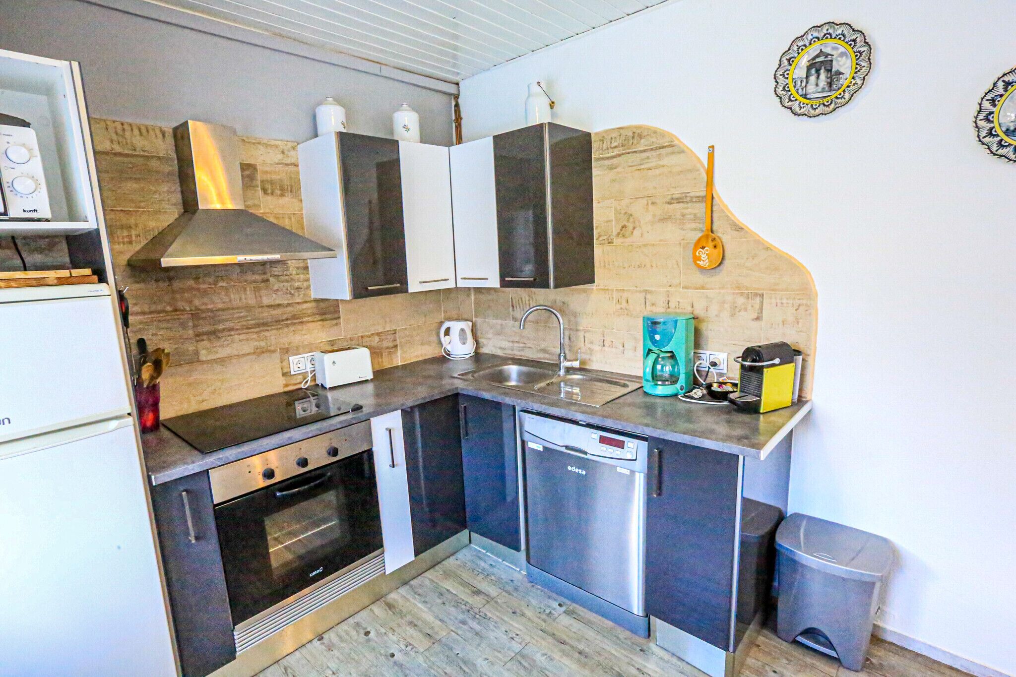 Frigorífico, microondas, horno y lavavajillas