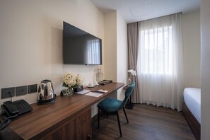 Pillowtop beds, minibar, in-room safe, desk - Hato Saigon Boutique Hotel & Rooftop (Ho Chi Minh City)