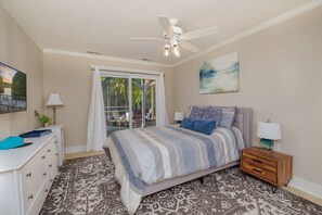 7 bedrooms, desk, iron/ironing board, free WiFi - Lakefront Home w/ Pool, Lazy River, Dock, Firepit, Kayaks, Games, Pool Table (Littleton)