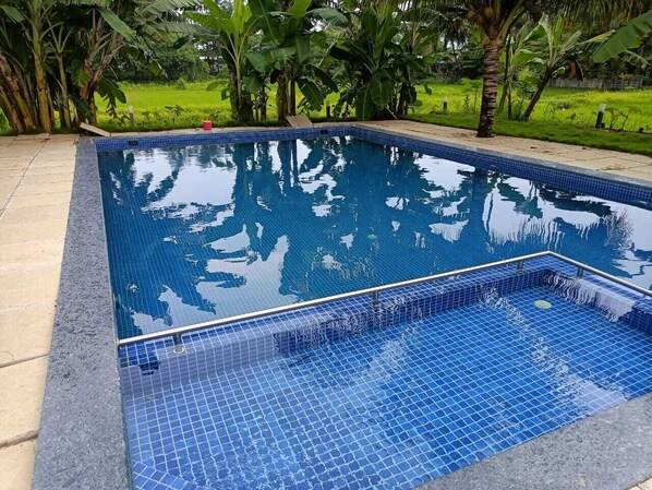 15 piscinas cubiertas, 15 piscinas al aire libre