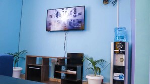Leilighet – comfort | Oppholdsområde | En 43-tommers smart-TV med digitale kanaler samt Netflix