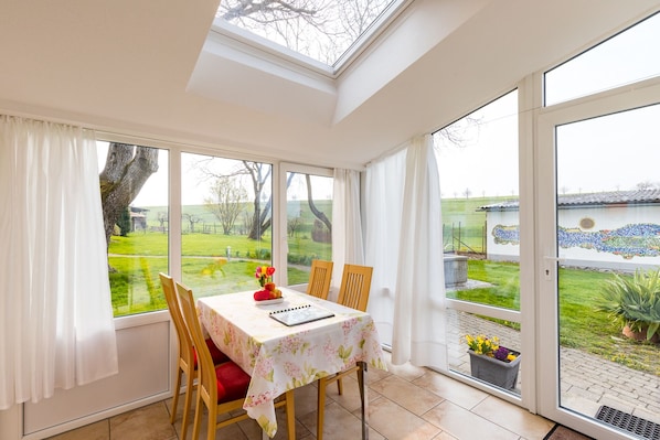 Dining - Gemütliche Ferienwohnung mit Wintergarten am Bodensee, Großem Garten, Wlan (Überlingen)