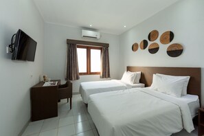 Desk, free WiFi, bed sheets - Cove Matahari Guesthouse (Legian)
