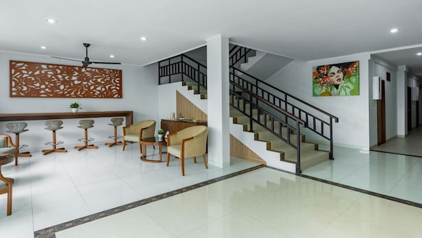 Ein modernes Interieur mit Treppe, einer Rezeption und einer Sitzecke.