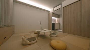 Traditional Quadruple Room, Non Smoking | In-room safe, blackout drapes, free WiFi, bed sheets