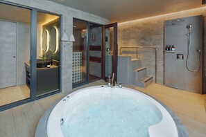 Suite with Jacuzzi and Sauna, Non Smoking | Bathroom | Free toiletries, hair dryer, slippers, bidet