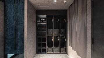 Un interno moderno con armadio a muro, scaffali e parete decorata.