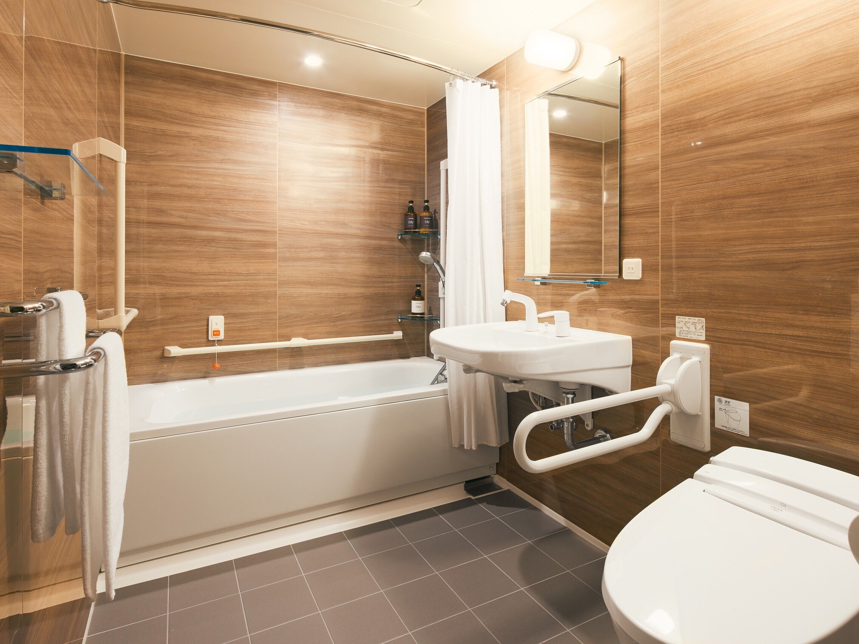 Un bagno moderno con una vasca, un lavabo e un water.