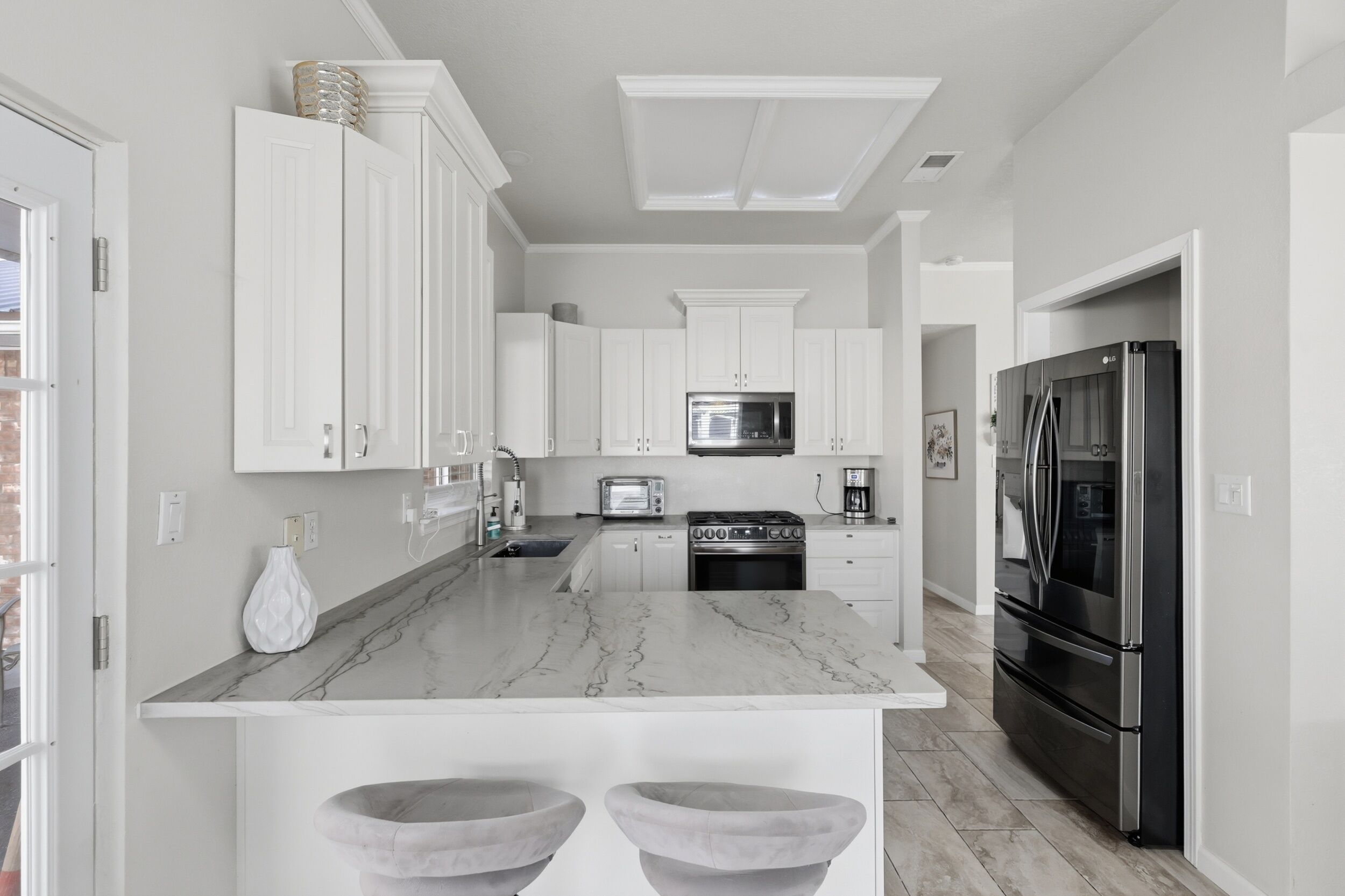 Kjøleskap, mikrobølgeovn, ovn og kokeplater