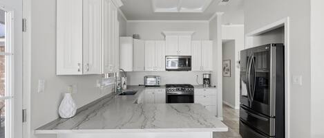 Kjøleskap, mikrobølgeovn, ovn og kokeplater