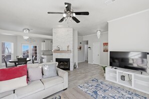 Smart TV, fireplace - Completely Renovated 3BR Brick Home Quiet Cul-de-Sac (Albuquerque)