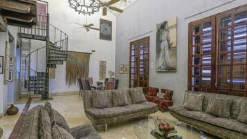 Apartamento, 3 quartos | Sala de estar