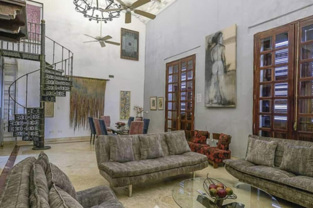 Luxury Large Apartment With Colonial Balcony