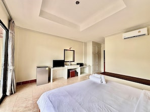 Deluxe Double Room | Individually decorated, individually furnished, desk, laptop workspace