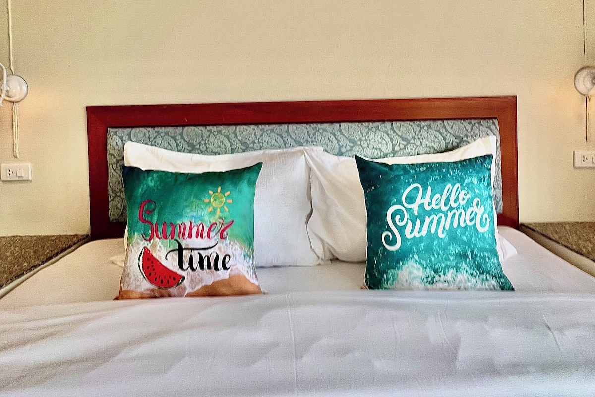 Deluxe Double Room | Individually decorated, individually furnished, desk, laptop workspace