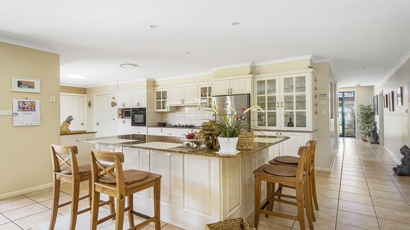 Fridge, microwave, oven, stovetop - Olivine Street Retreat (PORT MACQUARIE)