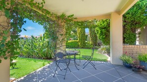 Outdoor dining - Olivine Street Retreat (PORT MACQUARIE)