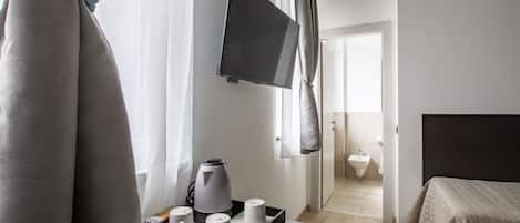 Classic Triple Room, 1 Bedroom | Desk, free WiFi, bed sheets