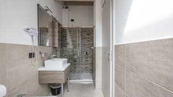 Familien-Dreibettzimmer, 1 Schlafzimmer | Badezimmer | Kostenlose Toilettenartikel, Haartrockner, Handtücher, Toilettenpapier
