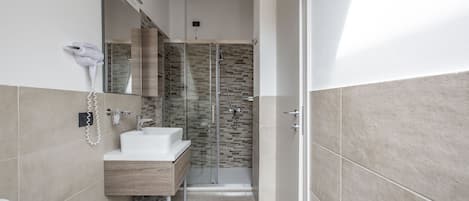 Family Triple Room, 1 Bedroom | Bathroom | Free toiletries, hair dryer, towels, toilet paper