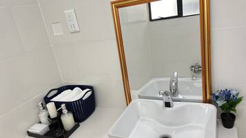 Serviettes fournies, savon, papier toilette