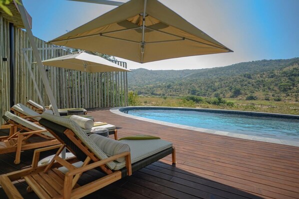 Außenpool, Sonnenschirme, Liegestühle