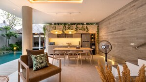 Une cuisine moderne avec un coin repas, une piscine et un ventilateur.