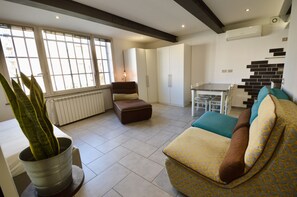 TV connectée, livres, chaîne hi-fi