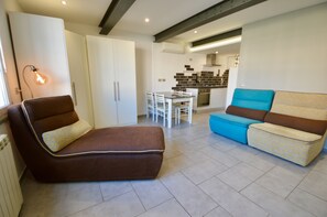 Smart TV, books, stereo - Poetic Indipendent Studio in Old Pasta Factory (Roma)