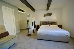 1 bedroom, desk, iron/ironing board, travel crib - Poetic Indipendent Studio in Old Pasta Factory (Roma)