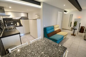 Réfrigérateur, four, plaque de cuisson, lave-vaisselle