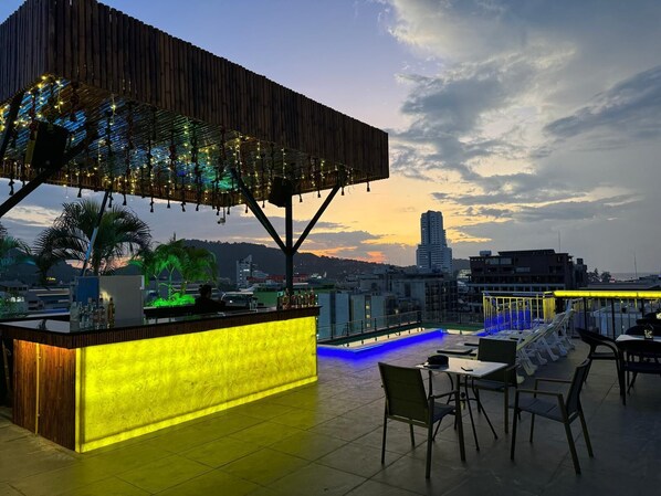 Poolside bar