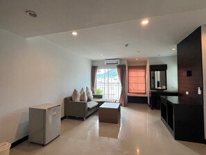 32-英寸电视（配备有线频道）