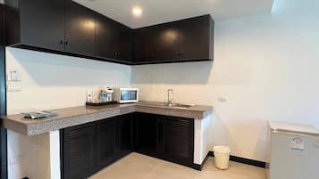 Deluxe Studio | Private kitchen | Mini-fridge, microwave, electric kettle, kitchen islands