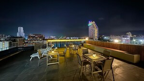 من حمّامات السباحة المغطاة