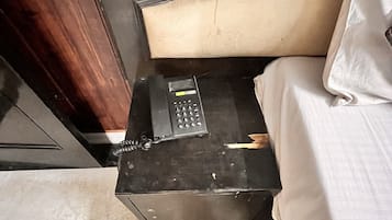 Chambre Double Deluxe | Salle de bain | Articles de toilette gratuits, serviettes fournies, savon