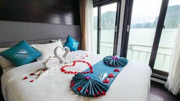 Honeymoon Room | Hypo-allergenic bedding, pillow-top beds, in-room safe