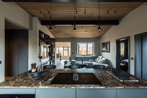 Casa estándar | Zona de estar | Televisión LED de 40 pulgadas con canales digitales