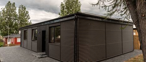 Vista frontal de la propiedad