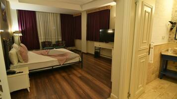 Deluxe Room | Egyptian cotton sheets, premium bedding, free minibar items, desk