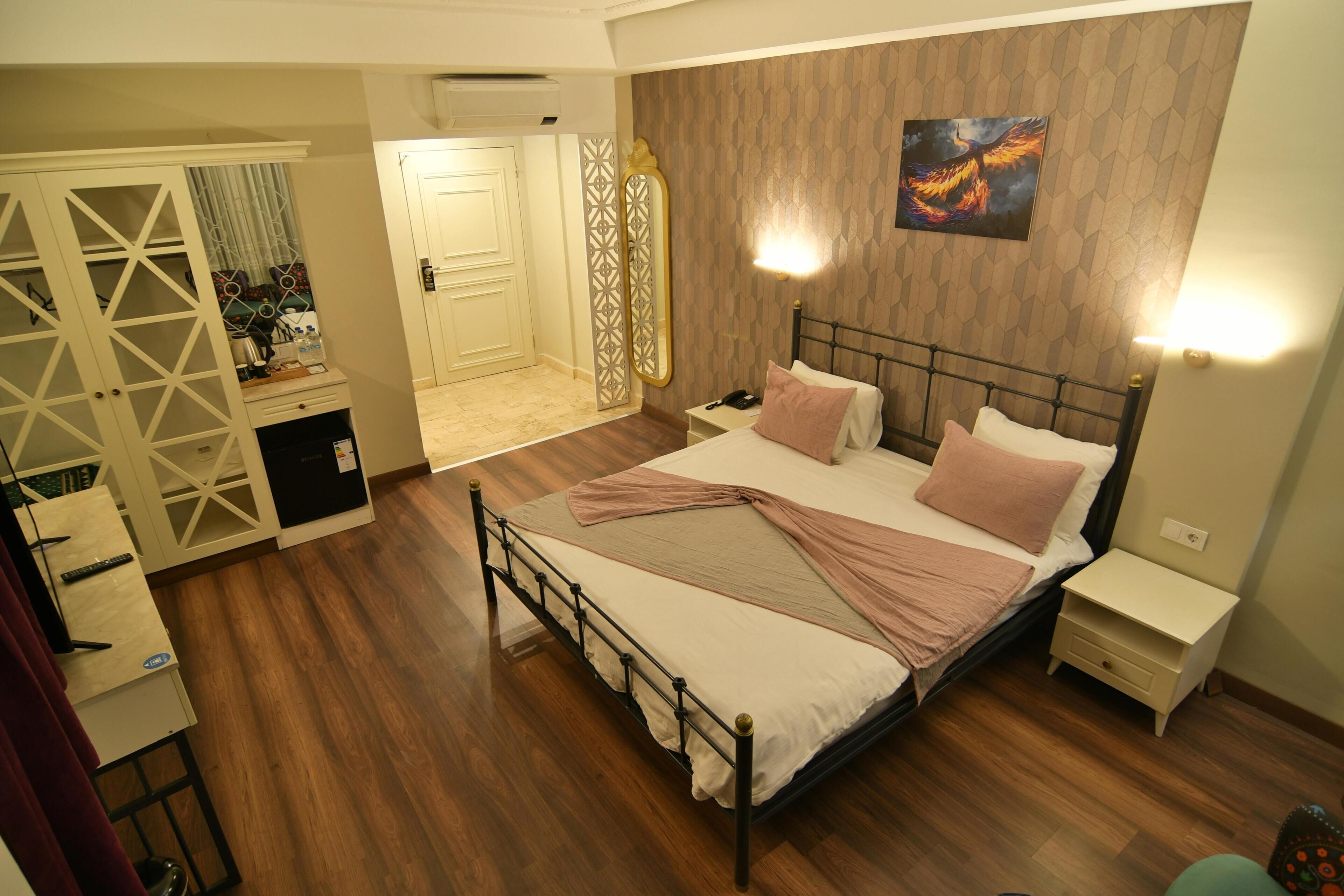 Deluxe Room | Egyptian cotton sheets, premium bedding, free minibar items, desk