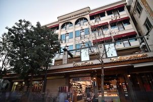 A multi-story building with a storefront named "Glovinciant."