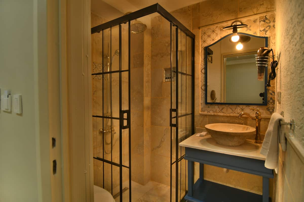 standard room | bathroom | shower, free toiletries, hair dryer, slippers