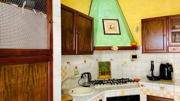 Kühlschrank, Ofen, Herdplatte, Wasserkocher mit Kaffee-/Teezubehör