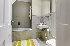 Eenvoudig appartement, 1 kingsize bed | Badkamer | Handdoeken, zeep, shampoo, toiletpapier