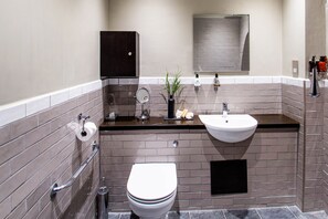 Superior Studio | Bathroom - Eton House (Yeovil)